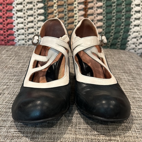 Black and white John Fluevog heels - 7.5 - Picture 3 of 12